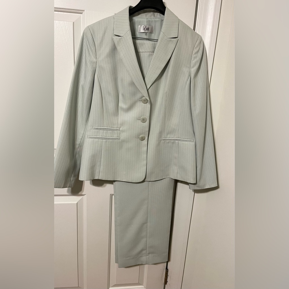 Le Suit Sage Green Pinstripe Women’s Pantsuit Size 16
